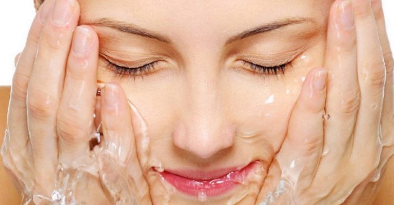 Da mụn nên rửa mặt bằng nước ấm hay lạnh?