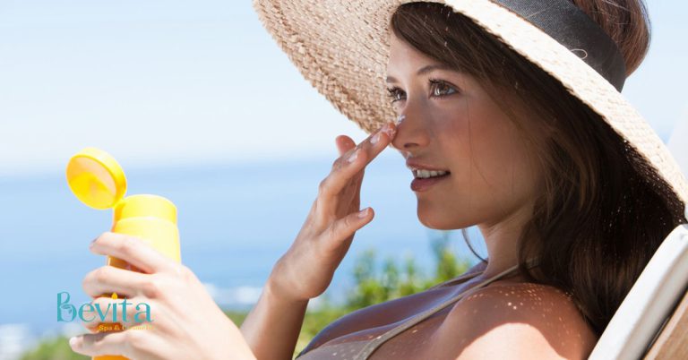Dùng kem chống nắng có bị mụn? Hướng dẫn cách ngừa mụn do kem chống nắng