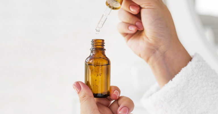 Có nên dùng Serum Vitamin C cho da dầu mụn và da đang trị mụn